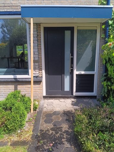 Kozijn renovatie; kunststof deur en raam kozijnen geplaatst