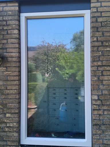 Kozijn renovatie; kunststof deur en raam kozijnen geplaatst