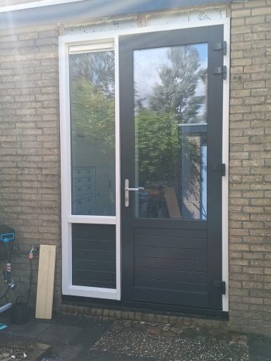 Kozijn renovatie; kunststof deur en raam kozijnen geplaatst